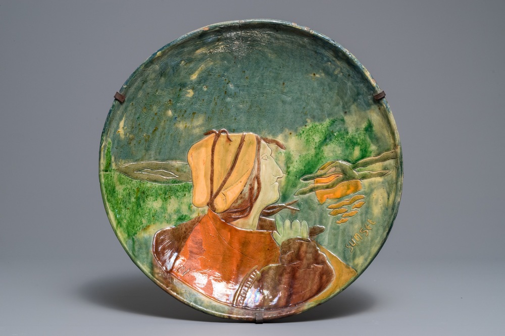 Un grand plat Art Nouveau en poterie flamande &agrave; d&eacute;cor 'Sunset', dat&eacute; 1899, Leo Maes Vereenoghe, Torhout