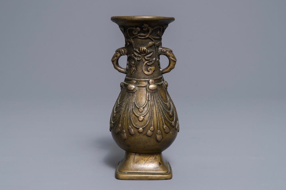 Een Sino-Tibetaanse met zilver ingelegde bronzen vaas, 18/19e eeuw
