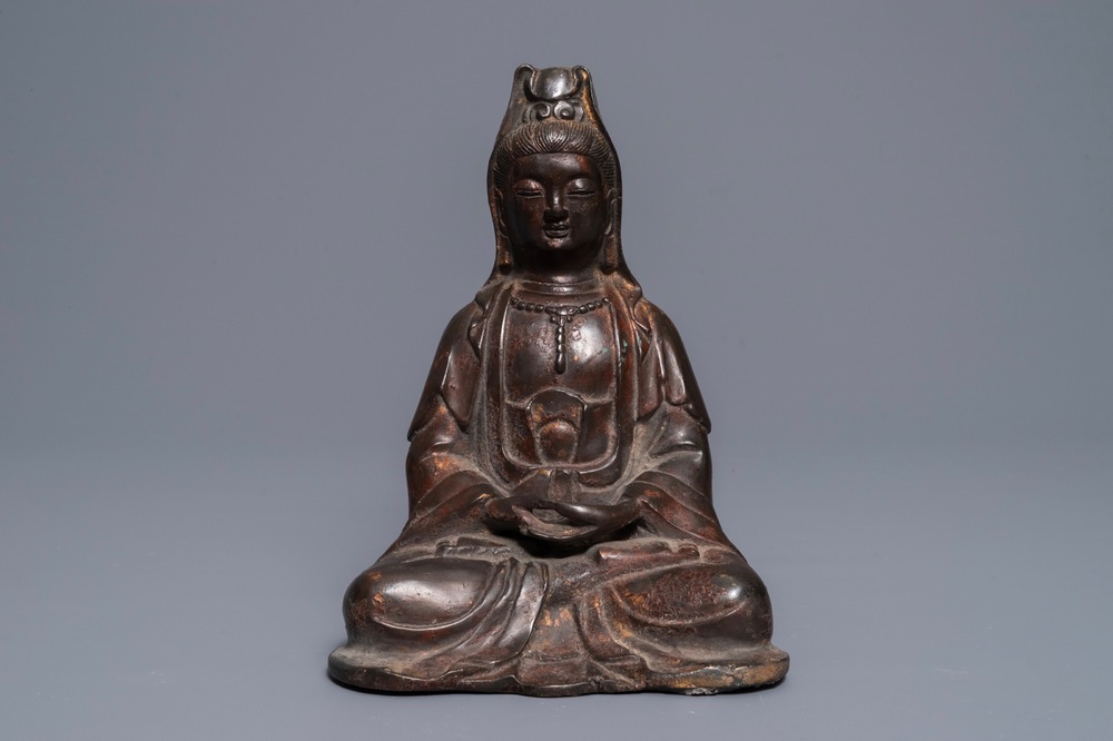 Une figure de Guanyin en bronze aux traces de laque et dorure, Chine, 18&egrave;me