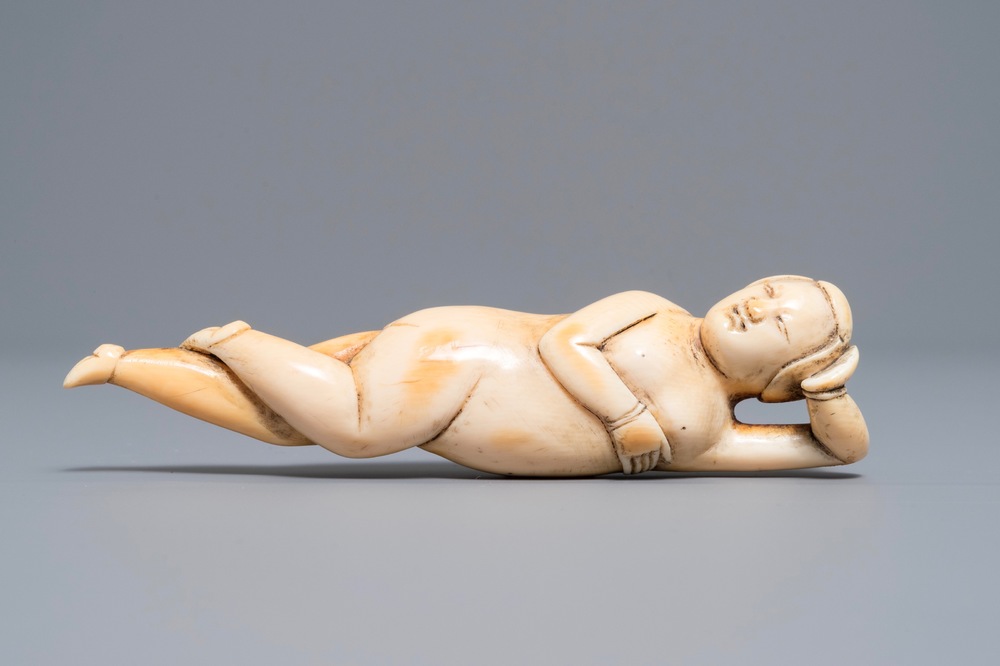 Een Chinees ivoren doktersmodel van een liggende vrouw, Ming of vroege Qing