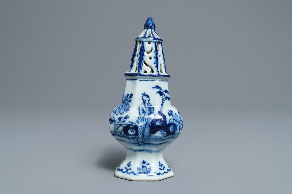 An octagonal Dutch Delft blue and white chinoiserie caster, 18th C.