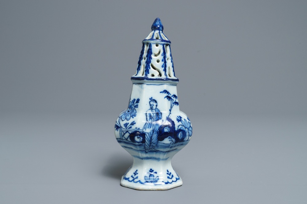 Een octagonale blauwwitte Delftse strooier met chinoiserie decor, 18e eeuw