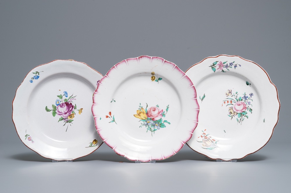 Trois assiettes aux bouquets de fleurs en fa&iuml;ence polychrome de Tournai, 18&egrave;me