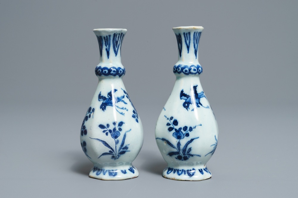 Une paire de vases de forme bouteille octagonale en fa&iuml;ence de Delft en bleu et blanc, 17/18&egrave;me