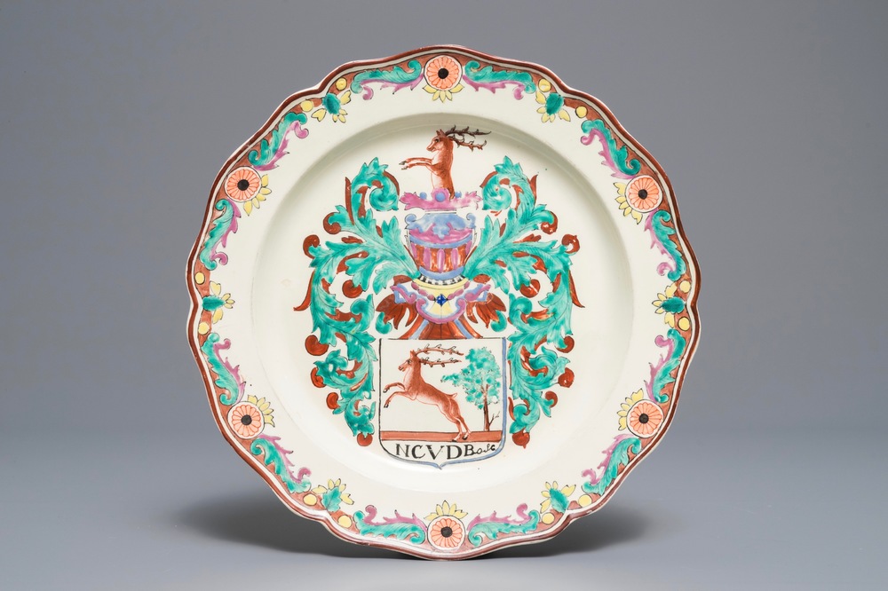 Een Engels creamware bord met Nederlands wapendecor, 18e eeuw