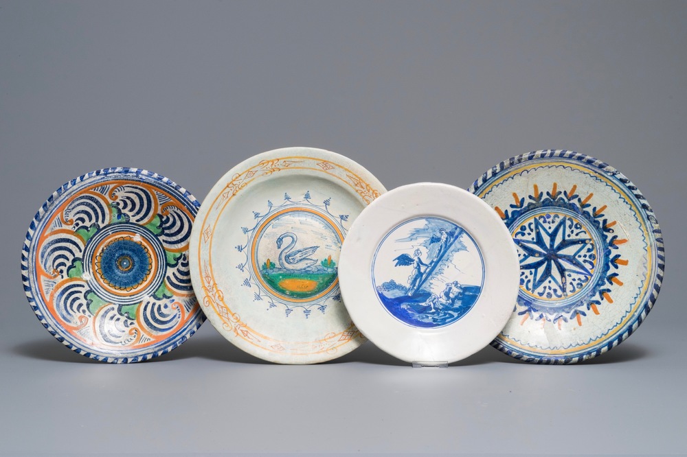 Trois plats en majolique polychrome et une assiette en fa&iuml;ence de Delft en bleu et blanc, 17&egrave;me