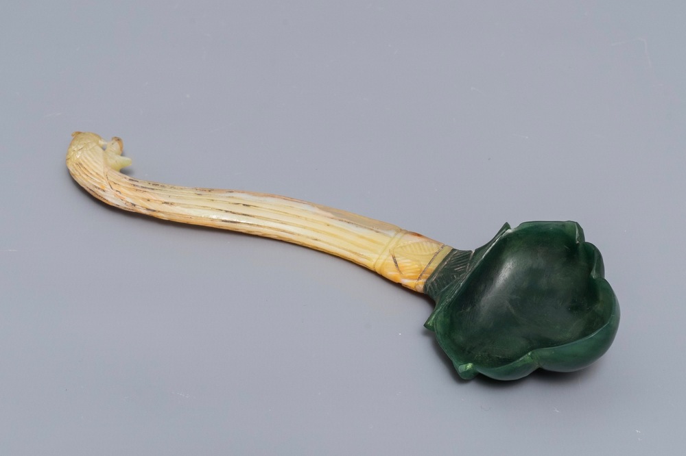 A Mughal two-coloured jade spoon, India, 18/19th C.
