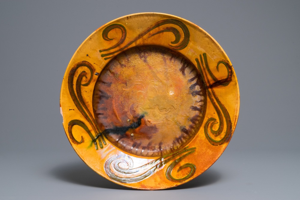 Alfred William Finch (1854 &ndash;1930): Un plat Art Nouveau en c&eacute;ramique &agrave; fond jaune et ochre