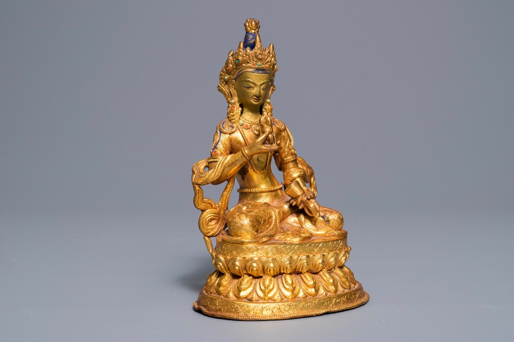 Een Tibetaanse ingelegde verguld bronzen figuur van Tara, 19/20e eeuw