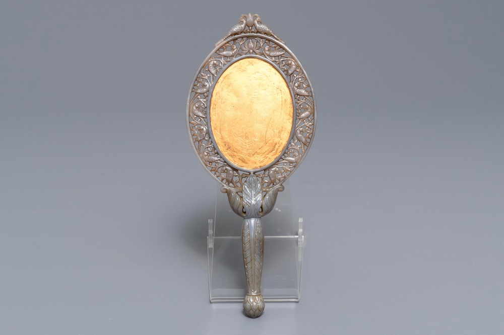 Un miroir &agrave; main en jade gris de style moghol, Chine, 19/20&egrave;me