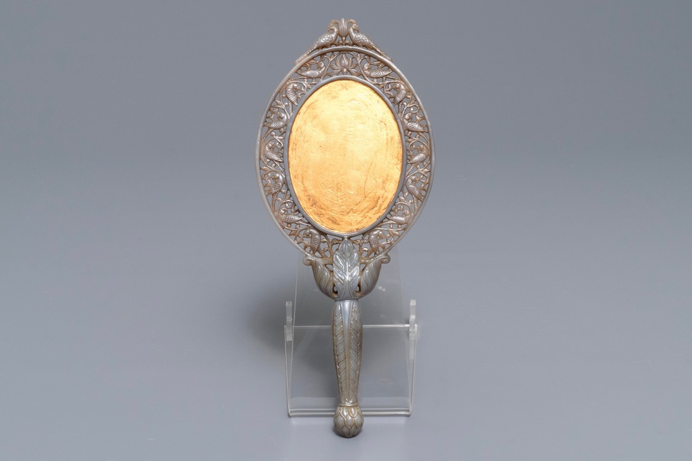 A Chinese Mughal-style carved grey jade hand mirror, 19/20th C.