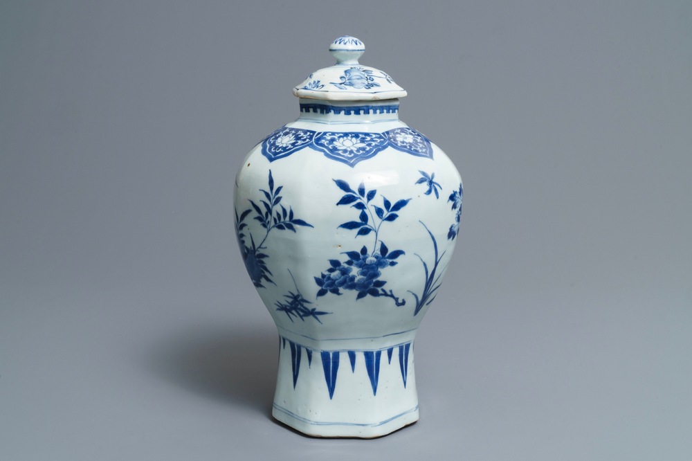 Un vase couvert en porcelaine de Chine bleu et blanc, &eacute;poque Transition