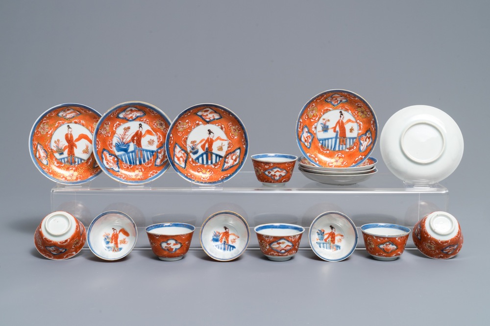 Neuf tasses et huit soucoupes en porcelaine de Chine rouge de fer et dor&eacute;, Kangxi