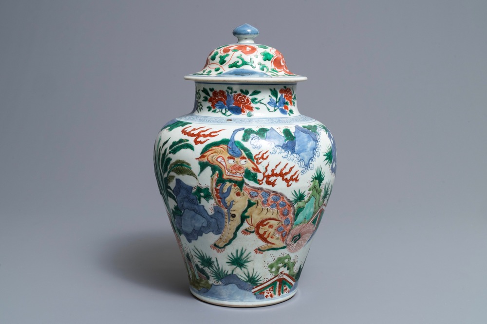 Un vase couvert en porcelaine de Chine wucai &agrave; d&eacute;cor d'animaux mythiques, &eacute;poque Transition