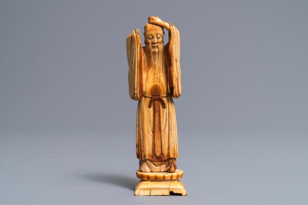 Une figure de Li Tieguai en ivoire sculpt&eacute;, Ming