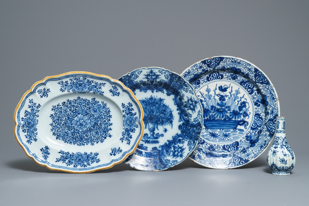 Deux plats, un plat ovale et un vase de forme bouteille en fa&iuml;ence de Delft en bleu et blanc, 18&egrave;me