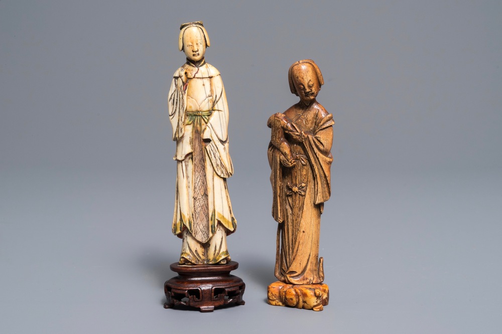 Twee Chinese ivoren figuren van hofdames, Ming