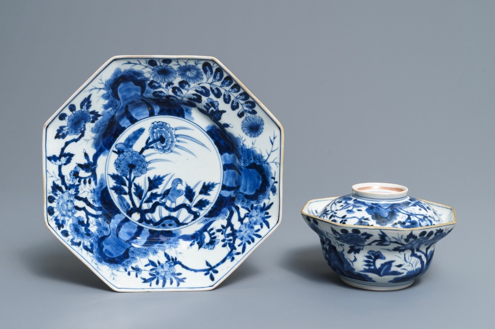 Un bol couvert sur pr&eacute;sentoir en porcelaine Arita de Japon en bleu et blanc, Edo, 17/18&egrave;me