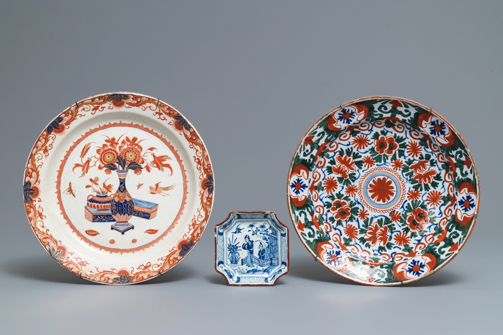 Twee polychrome Delftse schotels in dor&eacute; en kasjmier palet en een blauwwit chinoiserie schoteltje, 18e eeuw