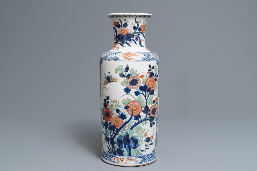Een Chinese verte-Imari rouleau vaas met floraal decor, Kangxi