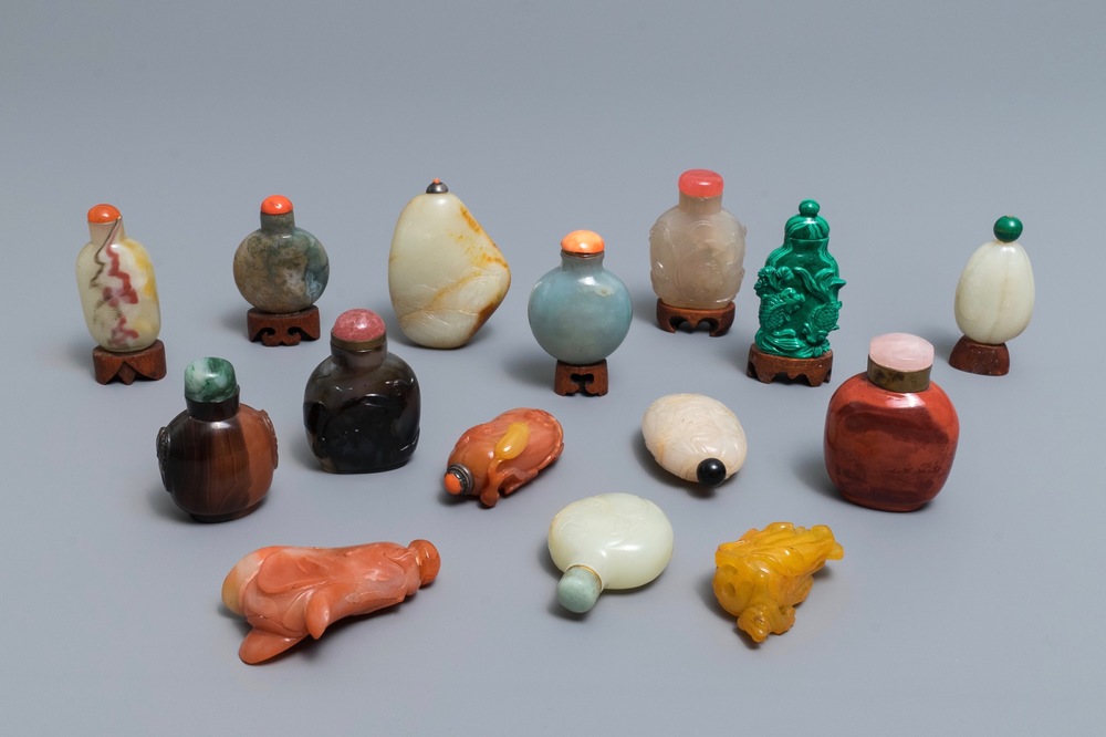 Vijftien diverse Chinese snuifflessen in jade, agaat, malachiet en andere hardsteen, 18/20e eeuw