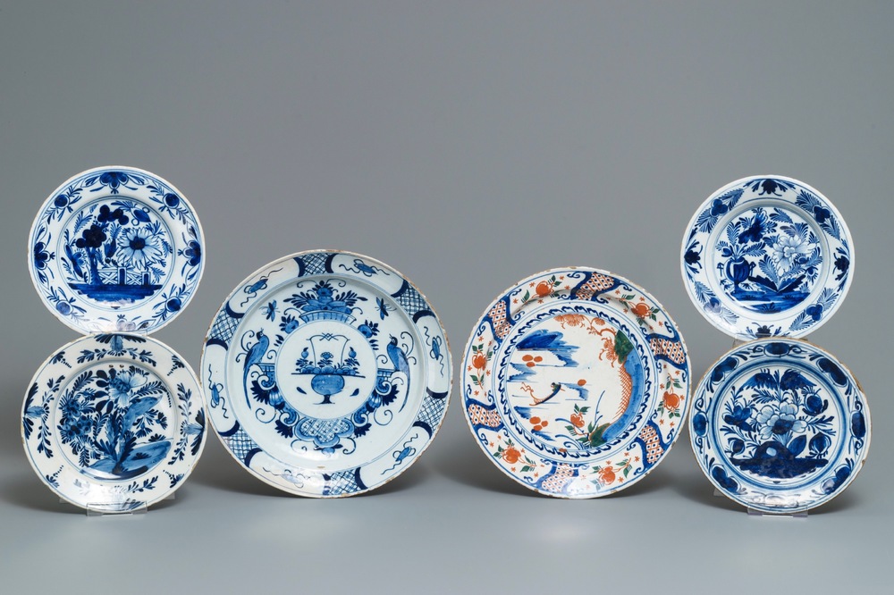 Six Dutch Delft cashmere palette and blue and white plates and chargers, 18th C.