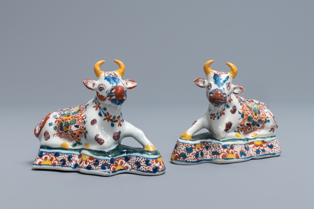 Une paire de vaches en fa&iuml;ence polychrome de Delft, 18&egrave;me