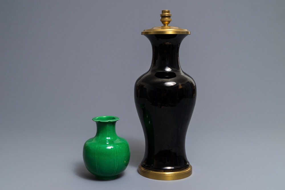 Two Chinese monochrome green and black vases, 18/19th C.