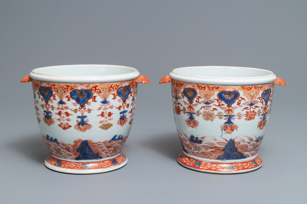 Une paire de rafraichissoirs en porcelaine de Chine de style Imari, Kangxi