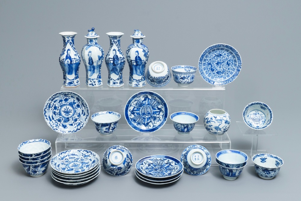 Een collectie divers Chinees blauwwit porselein, 19e eeuw