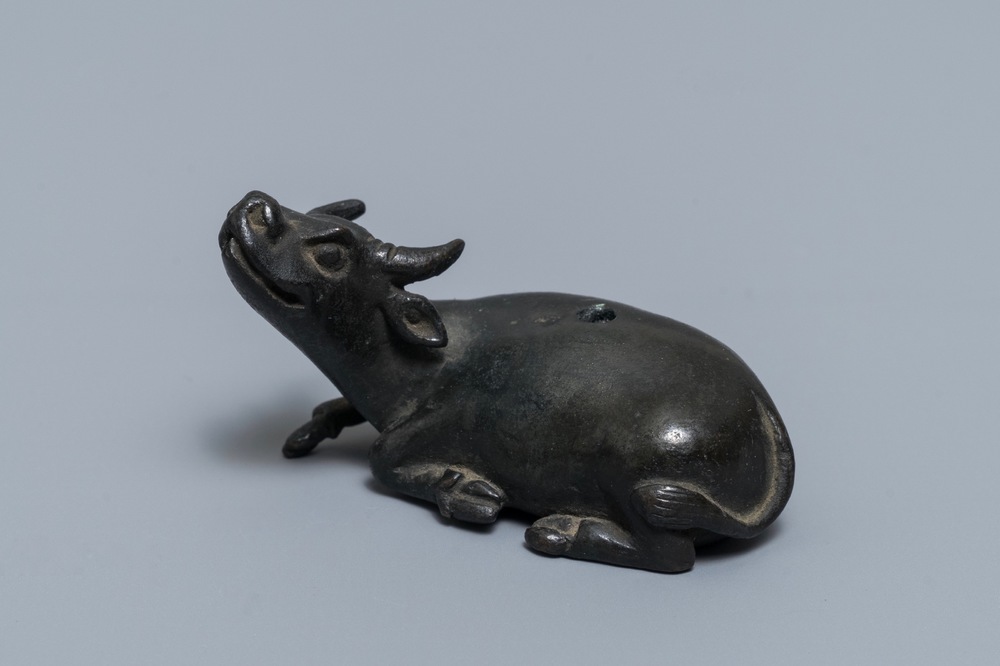 Een Chinese bronzen waterdruppelaar in de vorm van een buffel, twee-karaktermerk Ming