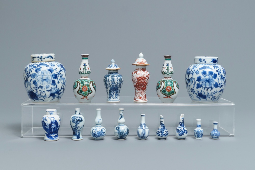 Een collectie diverse Chinese miniatuur vaasjes, Kangxi en later