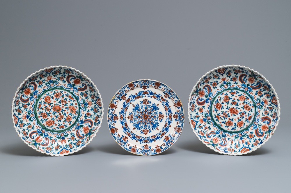 A pair of lobed Dutch Delft cashmere palette plates and a plate with ornamental design in red and blue, 18th C.