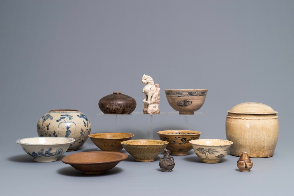Een collectie van 13 stukken Vietnamees aardewerk, overwegend 14/15e eeuw