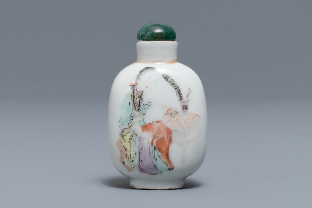 A Chinese qianjiang cai snuff bottle with a lady at a table, 19/20th C.