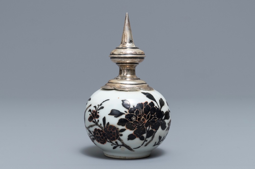 Un vase en porcelaine de Chine rouge de fer et noir &agrave; monture en argent, 19&egrave;me