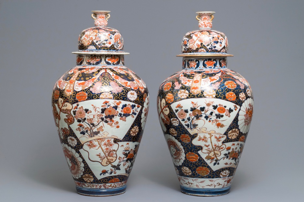 Een paar grote Japanese Imari dekselvazen, Edo, 17/18e eeuw