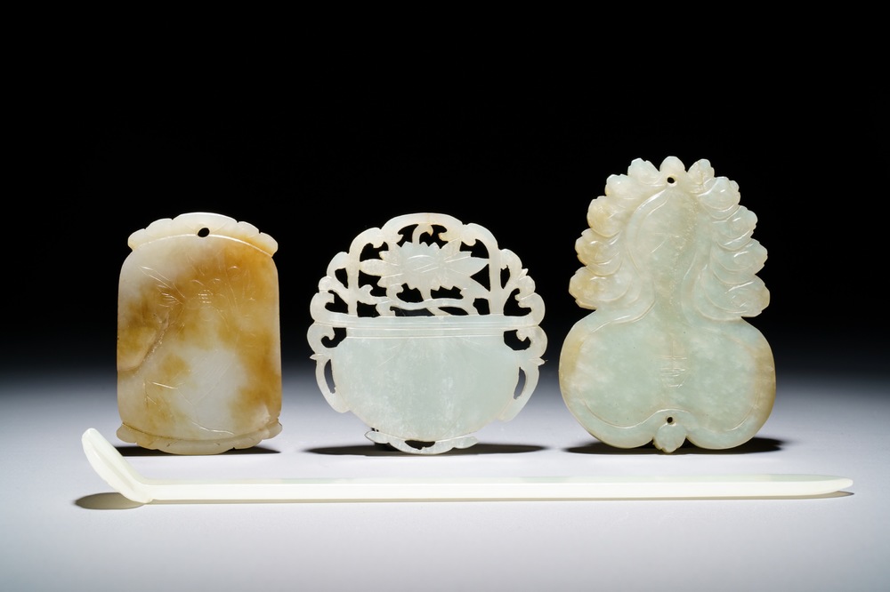 Trois pendentifs et une &eacute;pingle en jade c&eacute;ladon, Qing