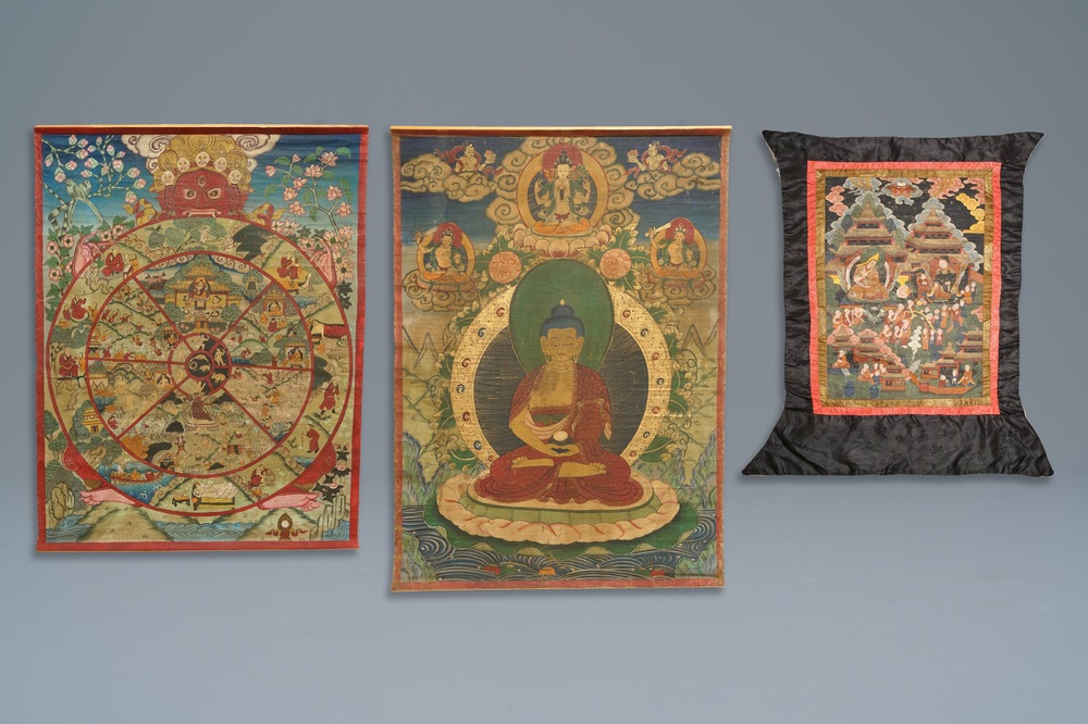 Drie grote thangkas met diverse decors, Tibet of Nepal, 19/20e eeuw