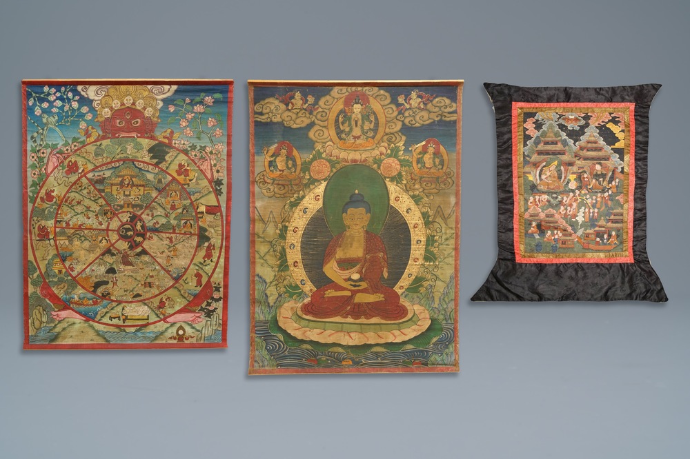 Trois grands thangkas &agrave; d&eacute;cors divers, Nepal ou Tibet, 19/20&egrave;me