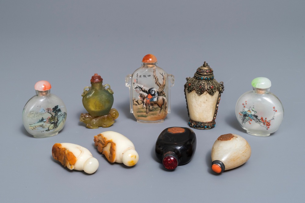 Negen diverse Chinese snuifflessen in jade, hardsteen en glas, 19/20e eeuw