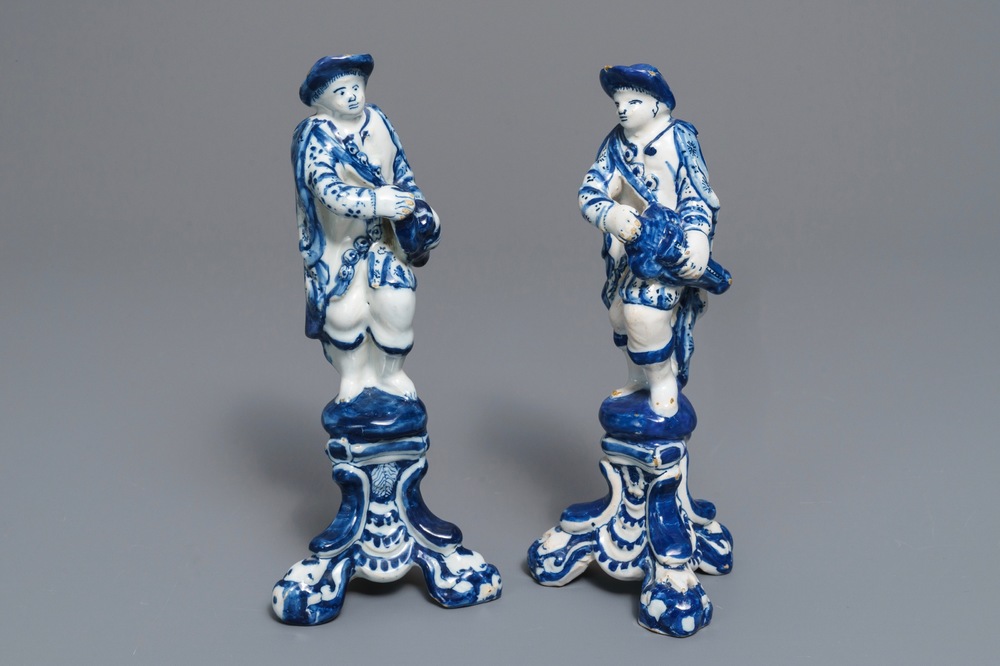 A pair of Dutch Delft blue and white models hurdy-gurdy players, 18th C.