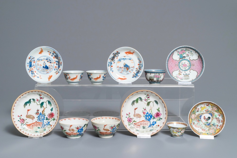 Zes diverse Chinese famille rose en Imari-stijl koppen en schotels, 18e eeuw