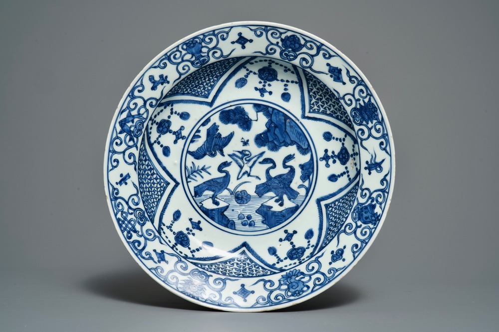 Un plat en porcelaine de Chine bleu et blanc &agrave; d&eacute;cor de grues, Jiajing