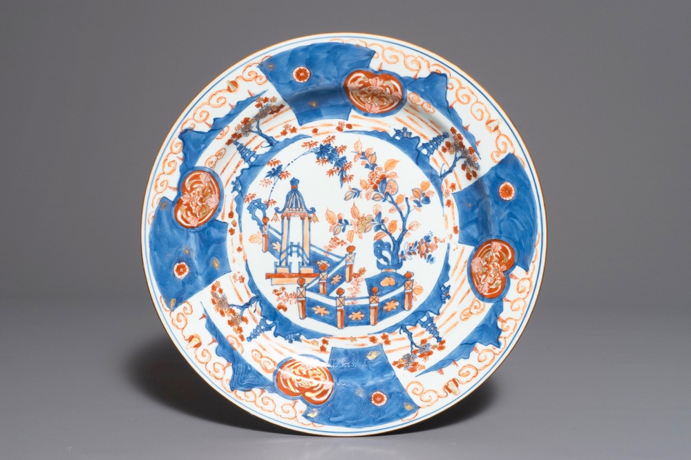 Een grote Chinese Imari-stijl schotel met pagode in landschap, Kangxi