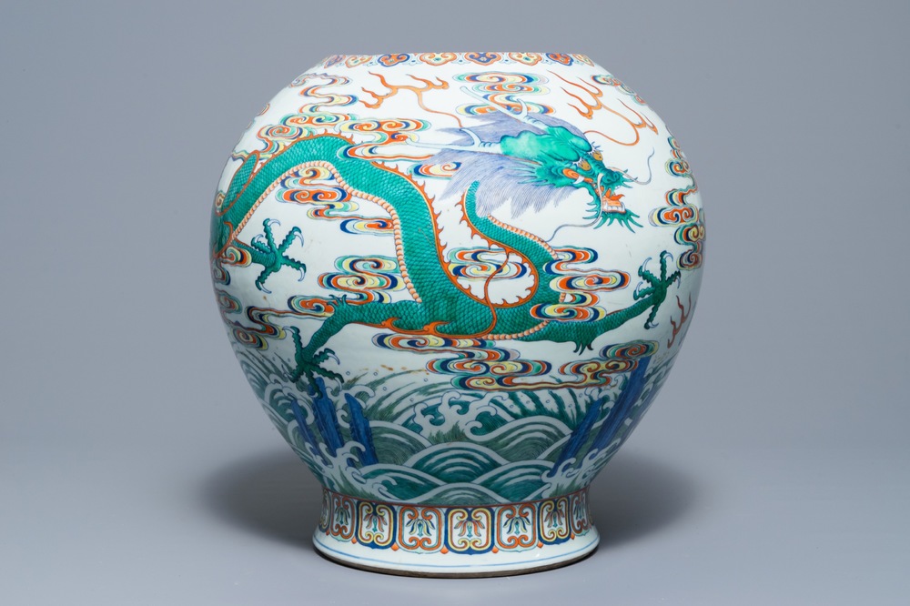 Un vase imp&eacute;rial en porcelaine de Chine doucai &agrave; d&eacute;cor de dragons, marque et &eacute;poque de Qianlong