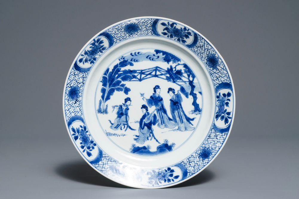 Un plat en porcelaine de Chine bleu et blanc &agrave; d&eacute;cor de musiciennes, Kangxi