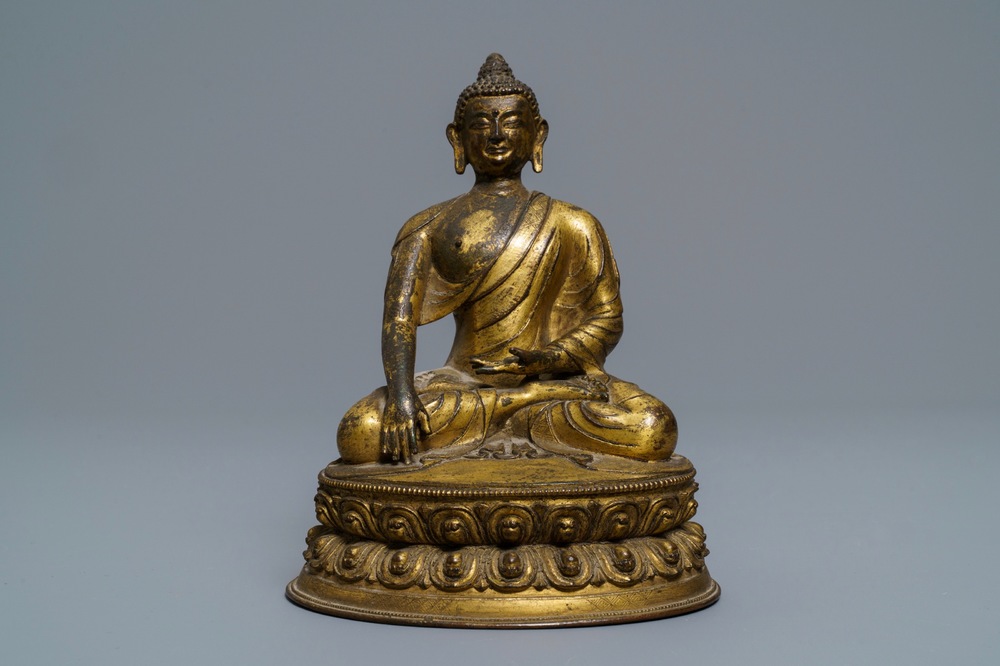 Een verguld bronzen figuur van Boeddha Shakyamuni, Tibet, 15/16e eeuw