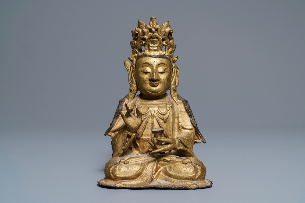 Une figure de Bouddha en bronze dor&eacute;, Chine, Ming