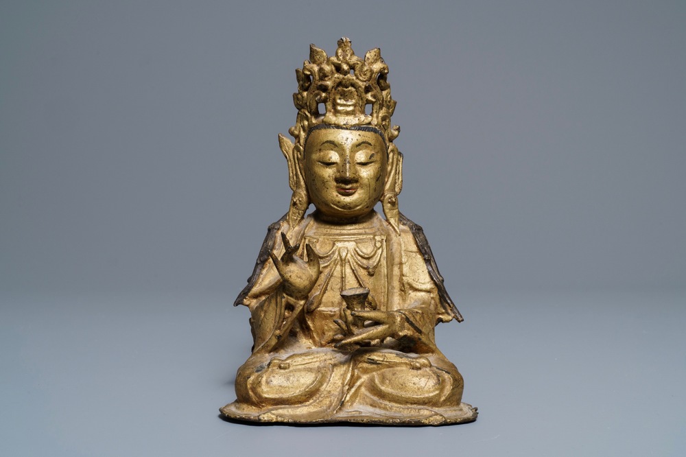 Een Chinese verguld bronzen figuur van Boeddha, Ming